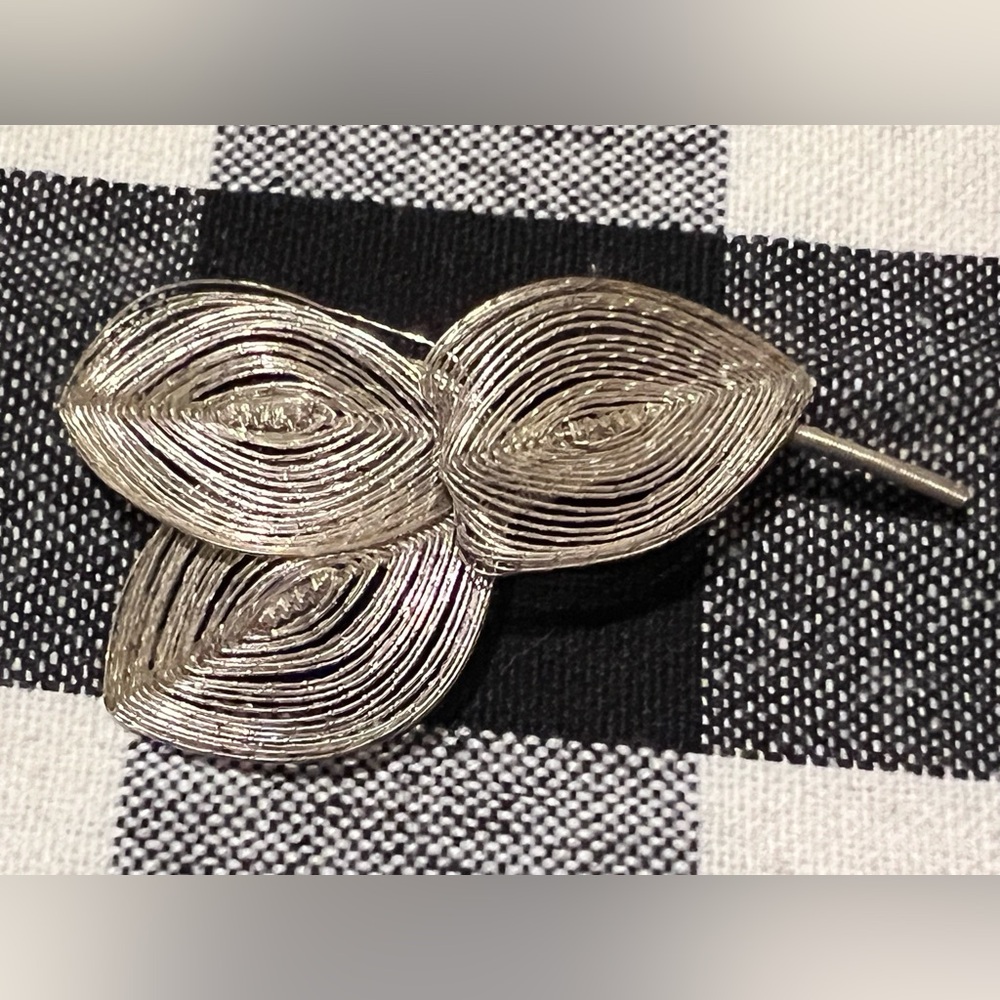 VINTAGE WOMEN’S WIRE LEAF BROOCH.